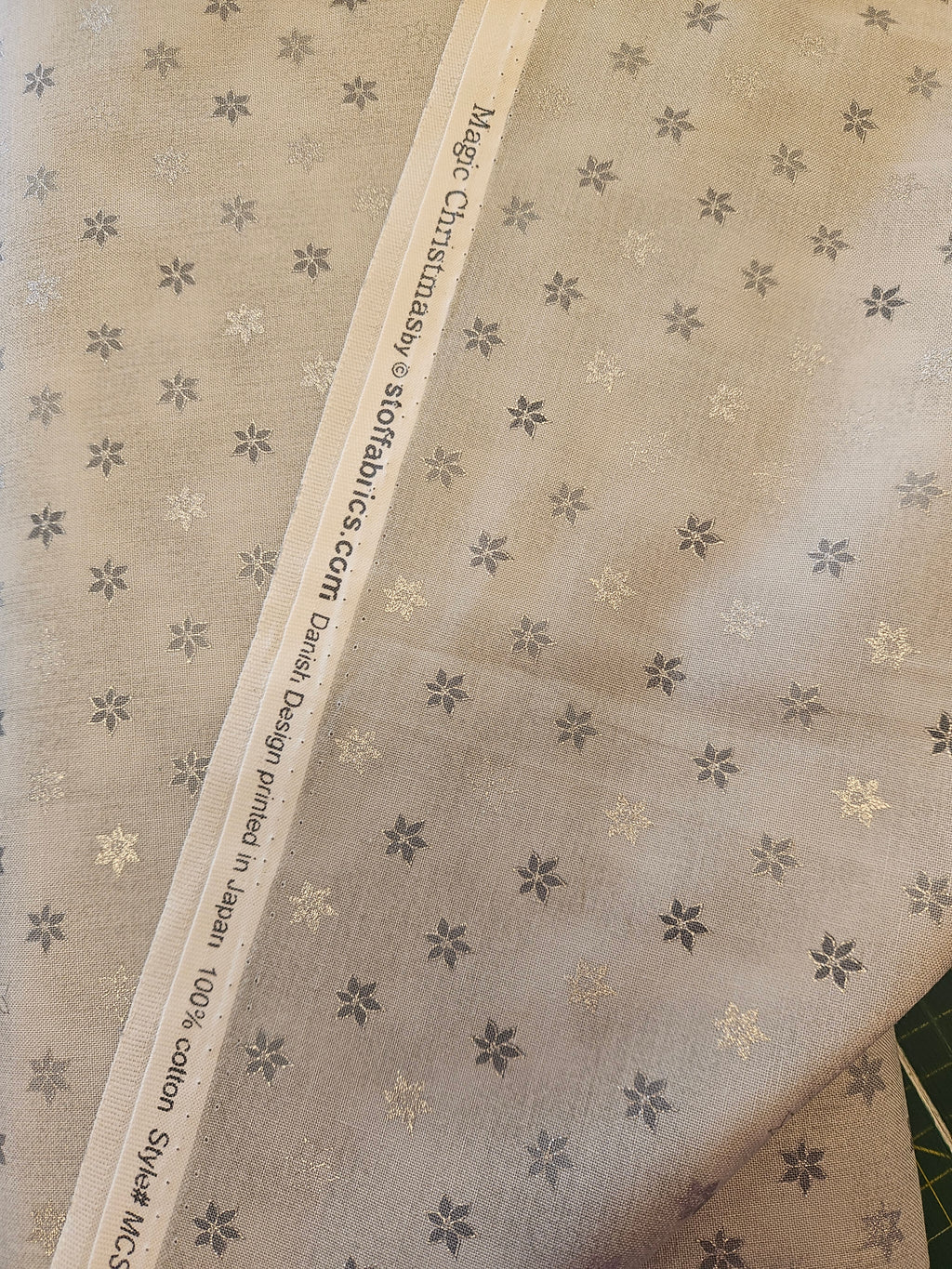 Magic Christmasby Quiltstof – Zilver Grijs Sterren