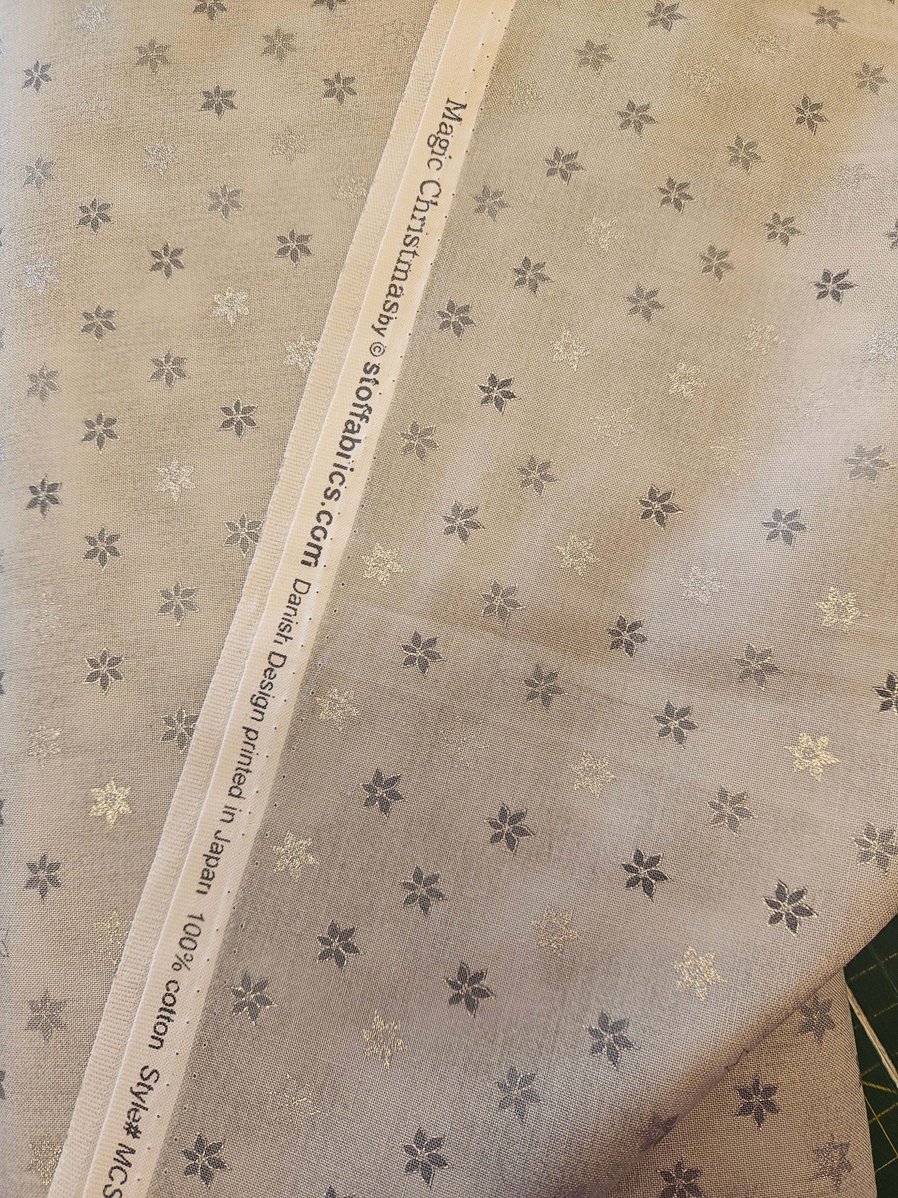Magic Christmasby Quiltstof – Zilver Grijs Sterren