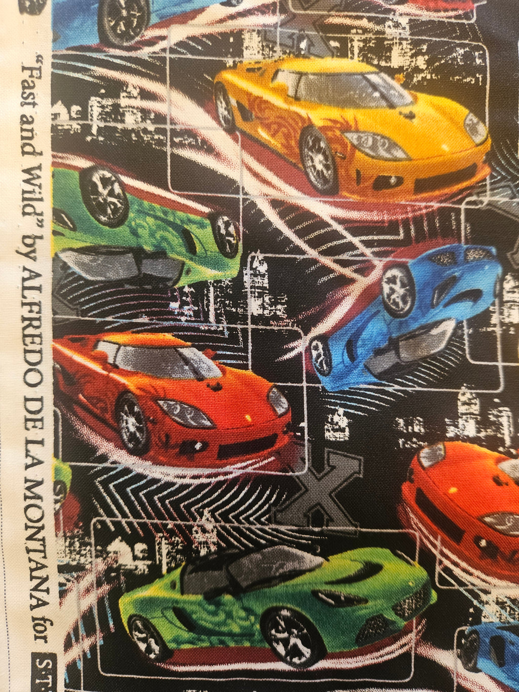Fast and Wild Quiltstof – Raceauto's op Zwart | 100% Katoen