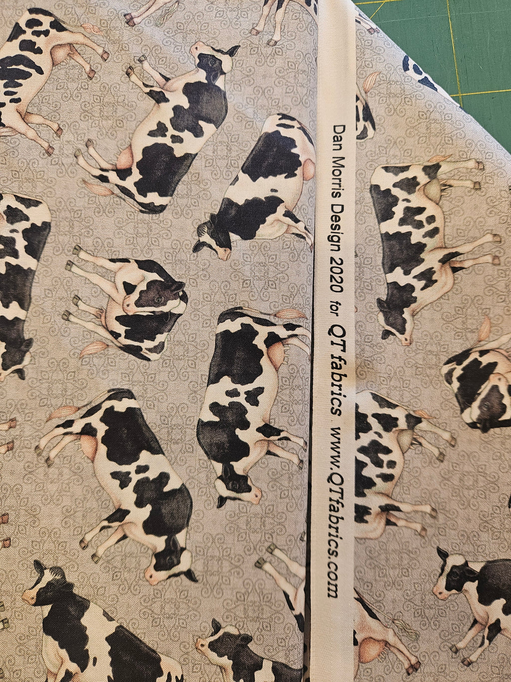 Katoenen stof koeienprint – Dan Morris / QT Fabrics