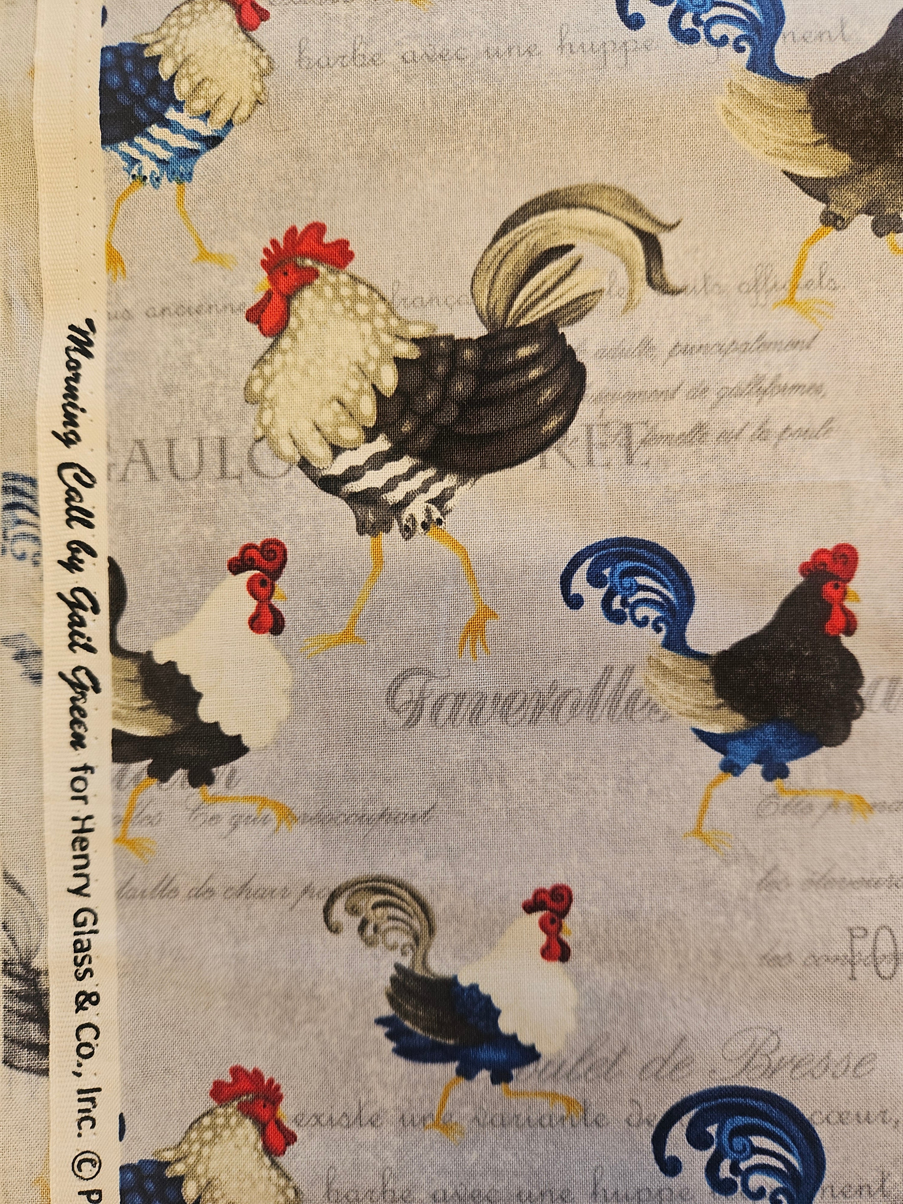 Quiltstof "Morning Call" – Hanen op Beige met Franse Tekst (Henry Glass)