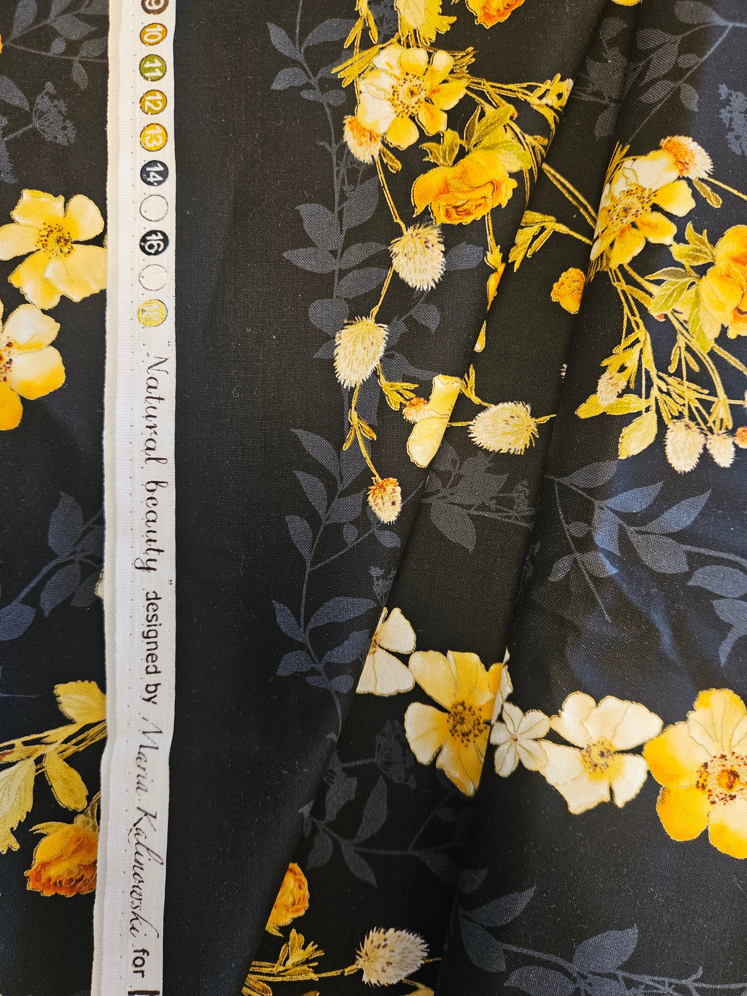 Natural Beauty – Bloemen Viscose Zwart/Geel