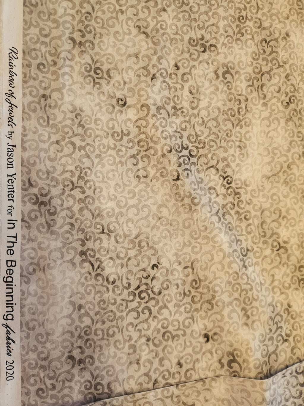 Rainbow of Jewels Quilt Stof Crème/Taupe – In The Beginning Fabrics