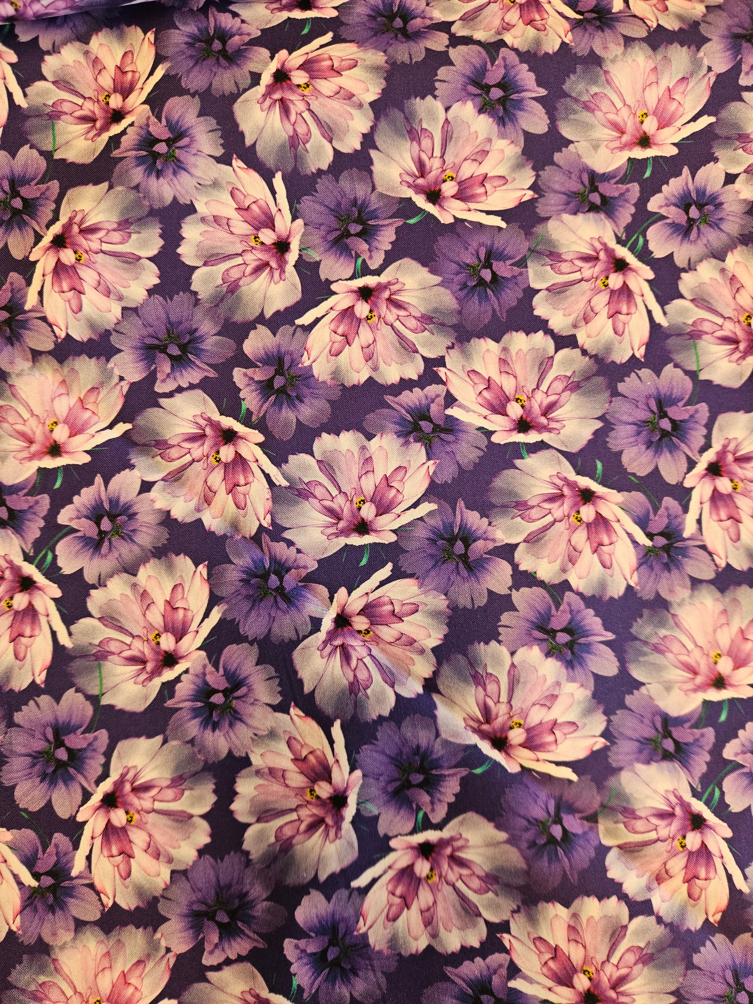 QT Fabrics | Quiltstof paars bloemen