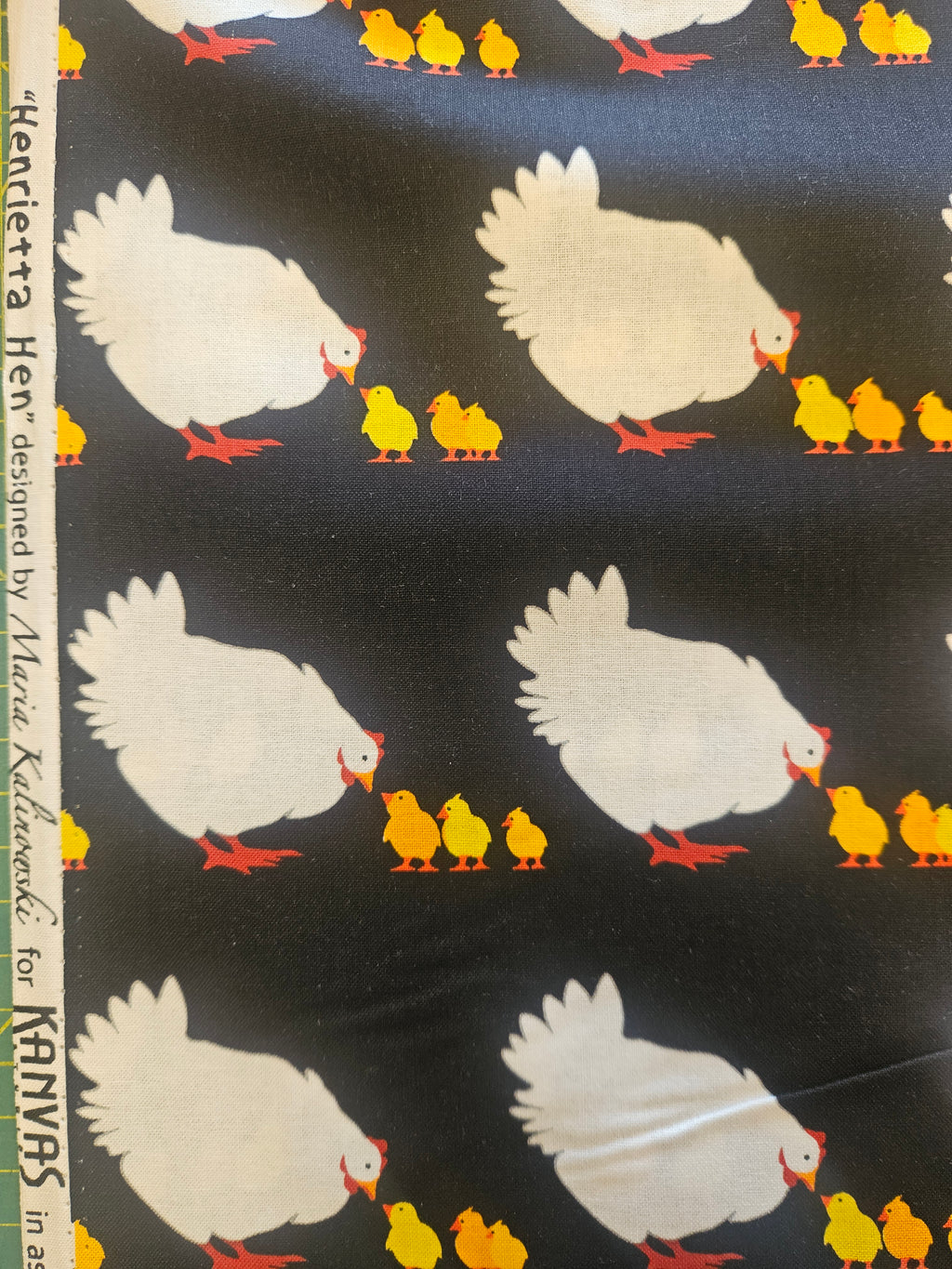 Quiltstof "Henrietta Hen" – Kippen & Kuikens op Zwart (Kanvas)
