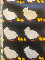Quiltstof "Henrietta Hen" – Kippen & Kuikens op Zwart (Kanvas)