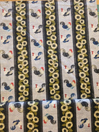 Quiltstof Morning Call – Hanen & Zonnebloemen | Henry Glass (per 10 cm)