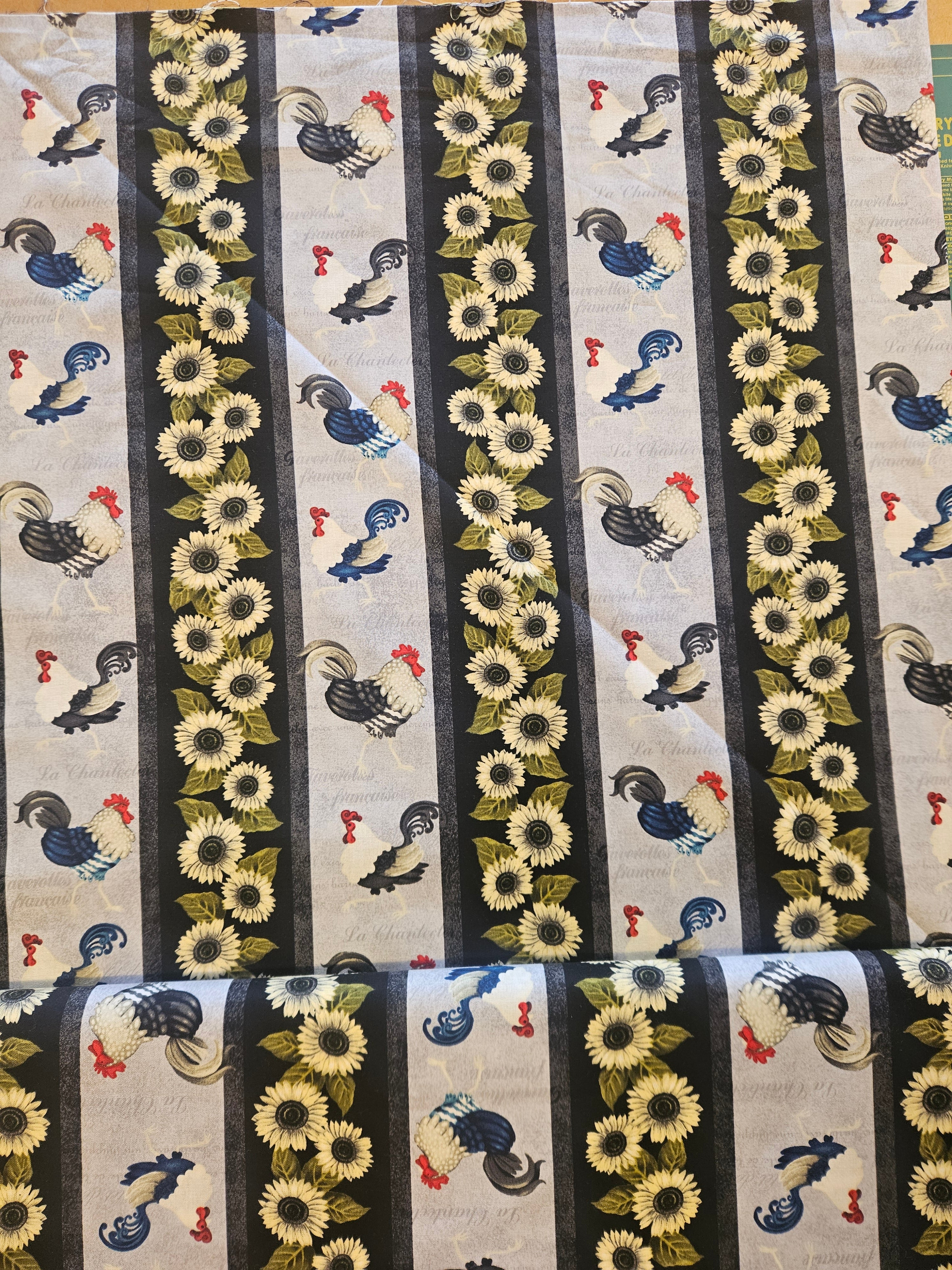 Quiltstof Morning Call – Hanen & Zonnebloemen | Henry Glass (per 10 cm)