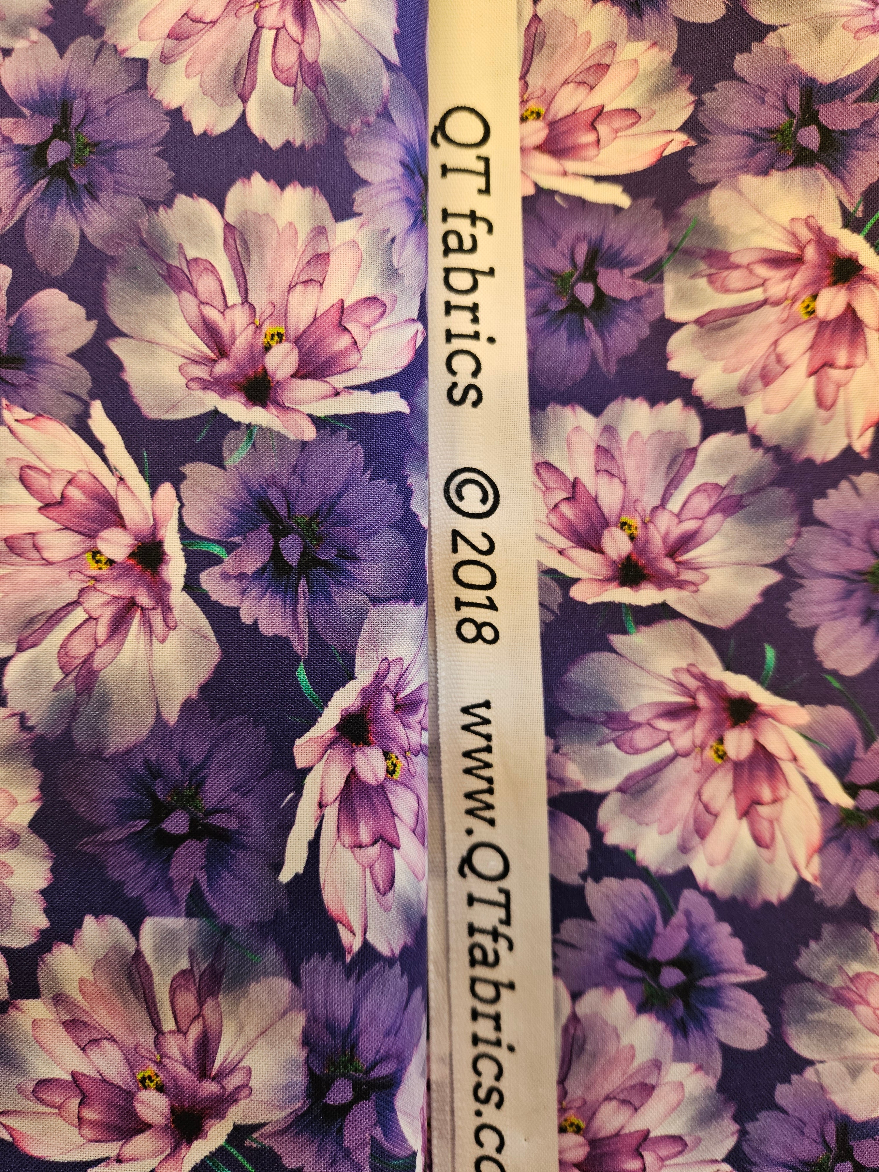 QT Fabrics | Quiltstof paars bloemen