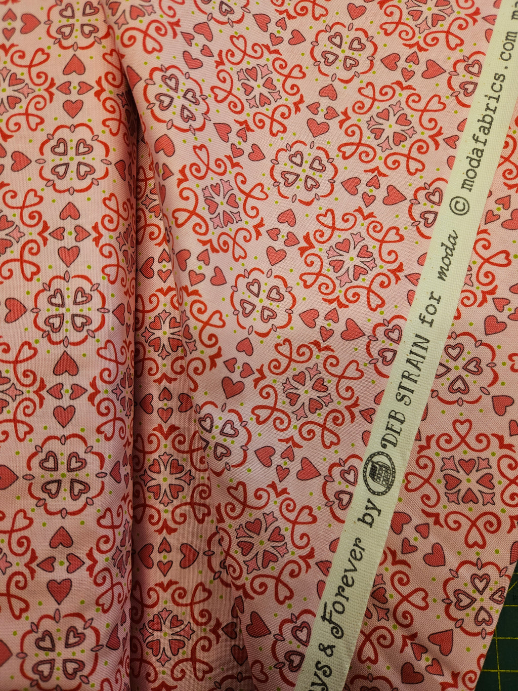 Quiltstof Hartjesprint Roze – Always & Forever (Moda) #1952 bright pink