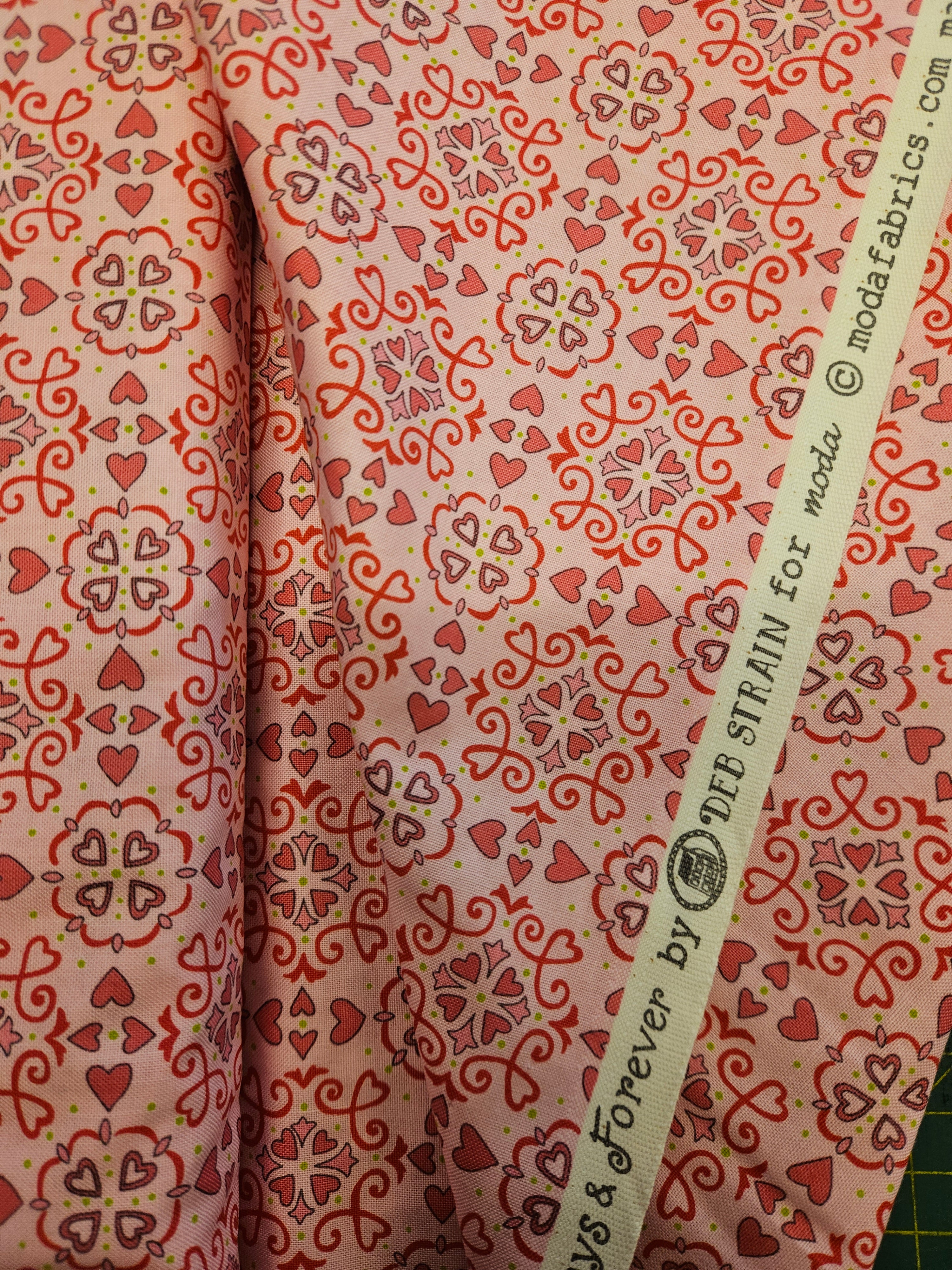 Quiltstof Hartjesprint Roze – Always & Forever (Moda) #1952 bright pink