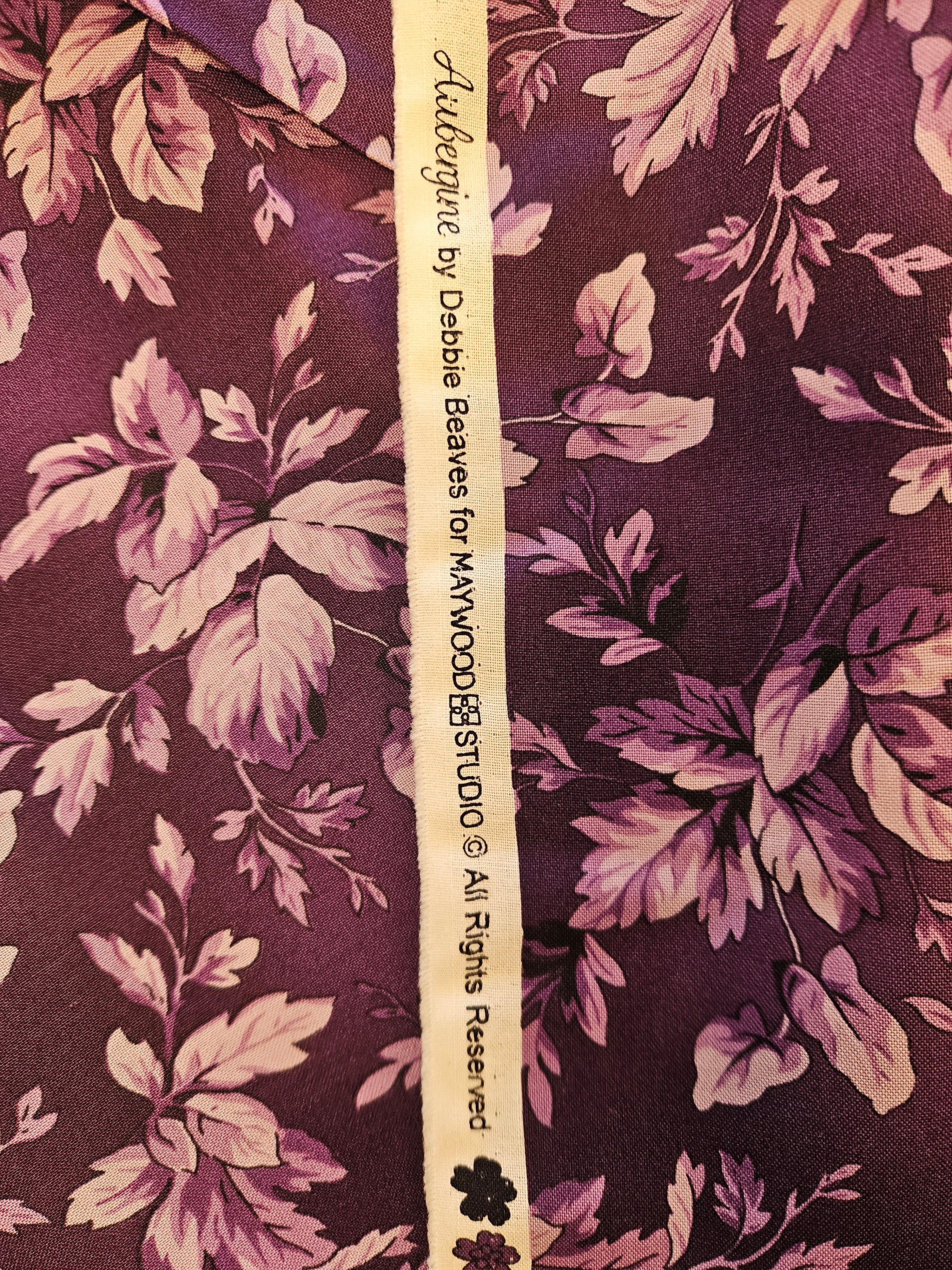 Aubergine - Debbie Beaves for Maywood Studio | Quiltstof bladeren paars