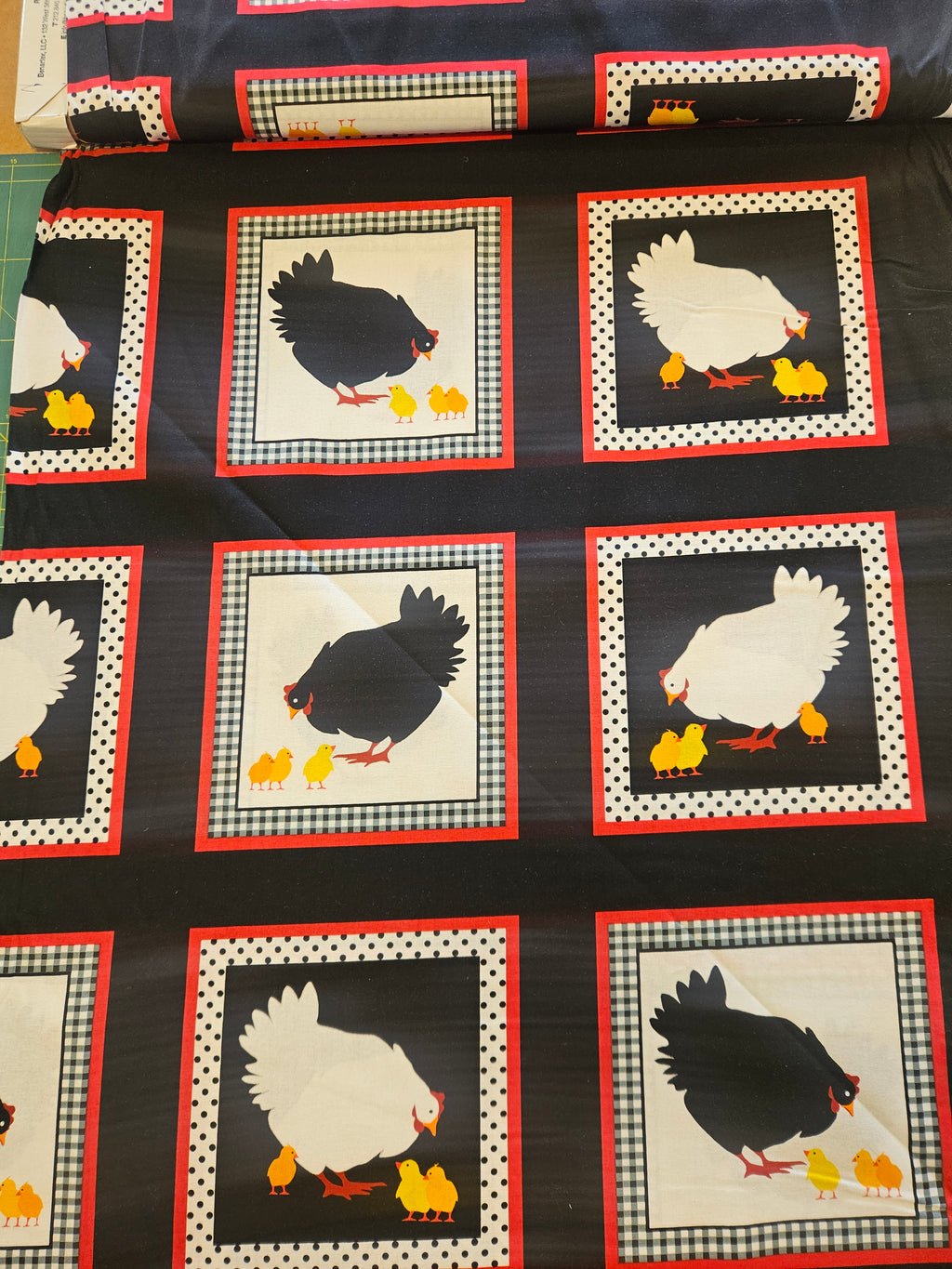 Quiltstof Henrietta Hen – Paneelstof Blokken | Kanvas (per 20 cm)