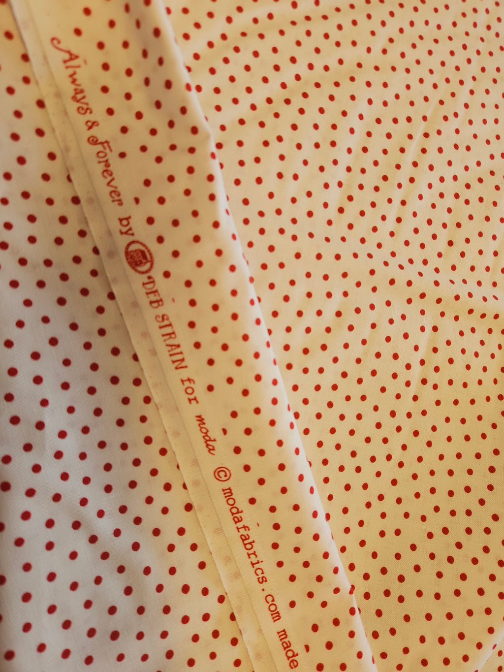 Always & Forever Stippen Quiltstof Wit/Rood – Deb Strain voor Moda Fabrics
