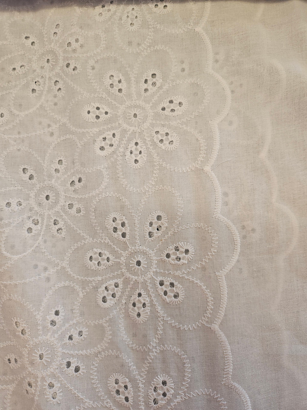 Broderie Stof Bloem – per 50 cm