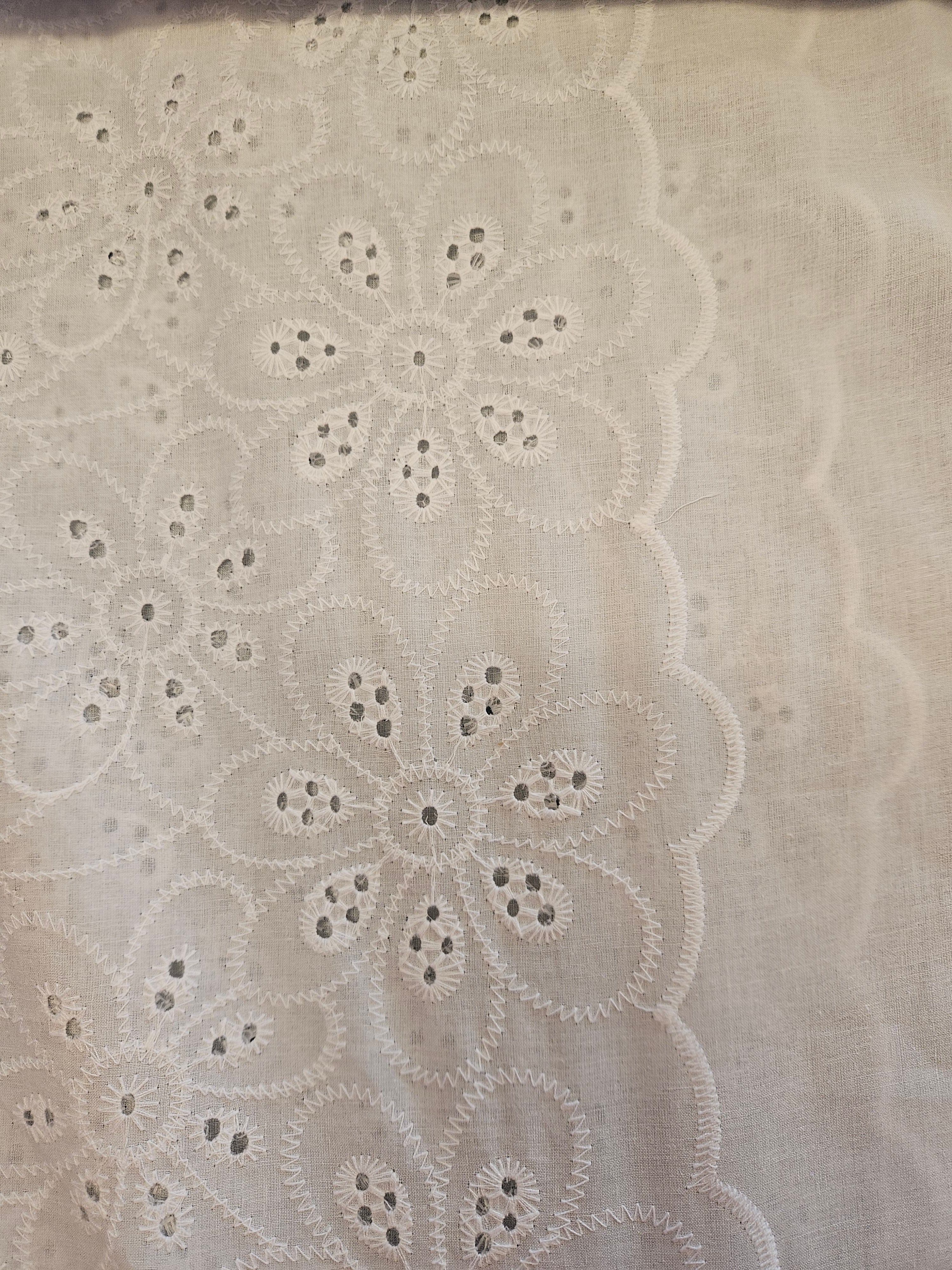 Broderie Stof Bloem – per 50 cm