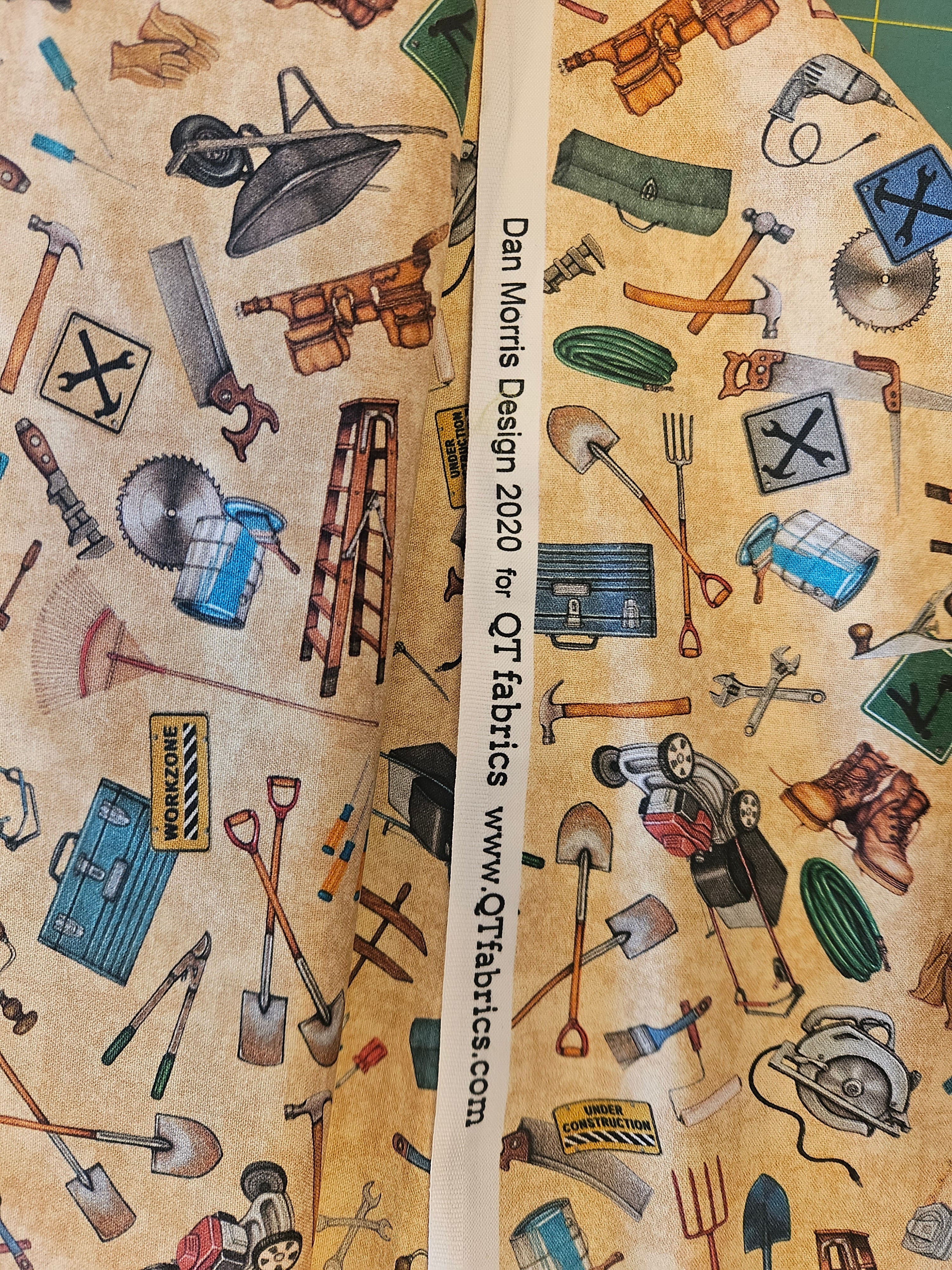 Katoenen stof gereedschapprint – Dan Morris / QT Fabrics