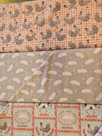 Quiltstof "Farm Fresh" – Kippen op roze ruit (Benartex)