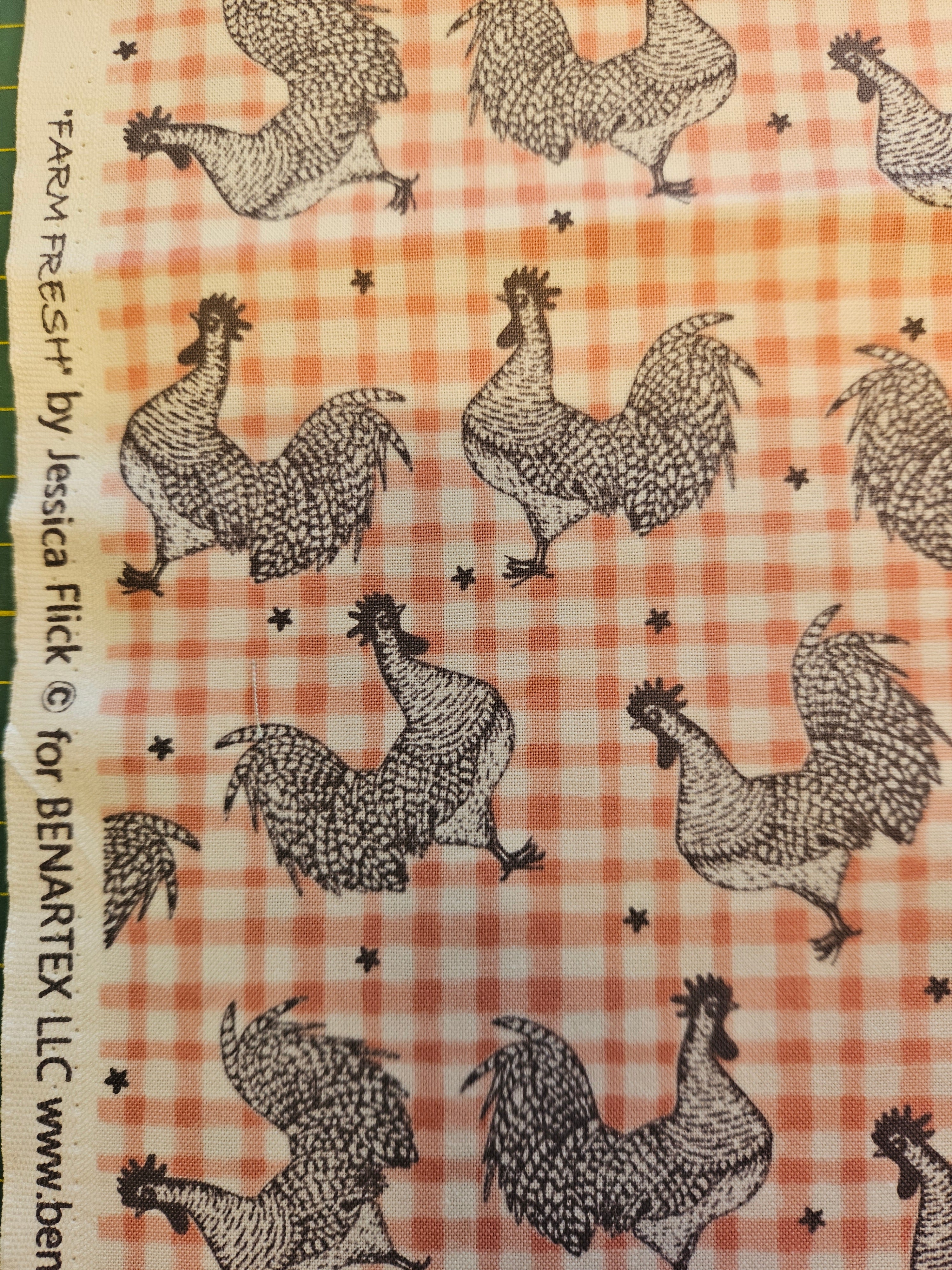 Quiltstof "Farm Fresh" – Kippen op roze ruit (Benartex)