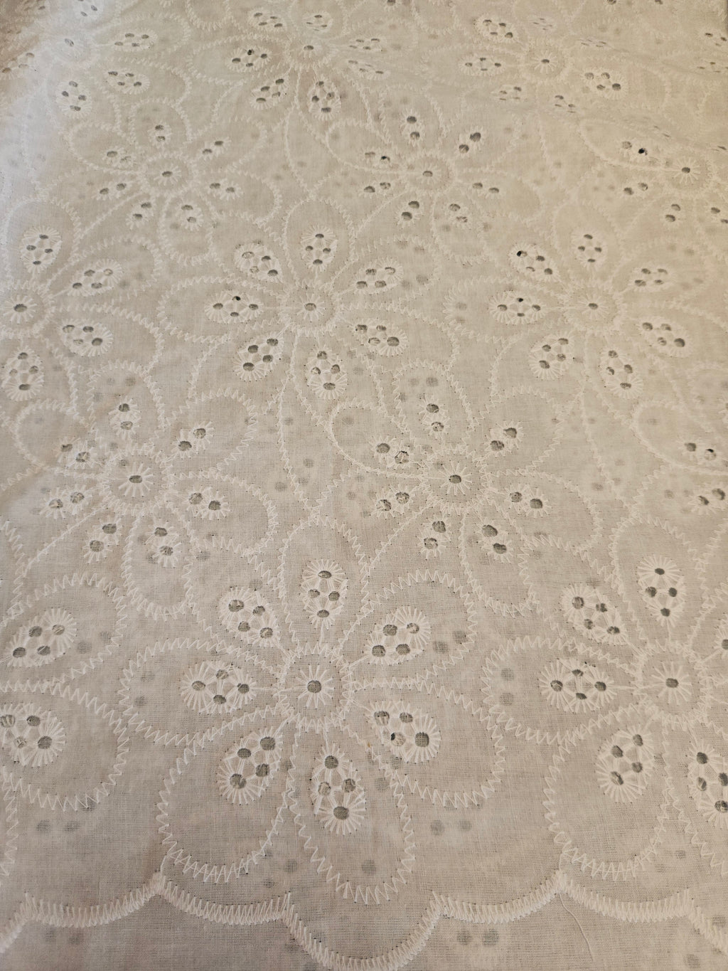 Broderie Stof Bloem – per 50 cm