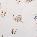 Swafing “Life in the Forest – slakken” Jersey · crème pasteltinten · ±140 cm breed - Stitch & Sew