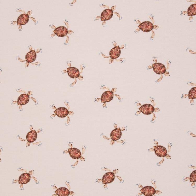 Swafing Aurich katoenjersey stof met schattige schildpadden op lichtbeige achtergrond, rekbare tricot geschikt voor baby- en dameskleding.