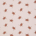 Swafing Aurich katoenjersey stof met schattige schildpadden op lichtbeige achtergrond, rekbare tricot geschikt voor baby- en dameskleding.