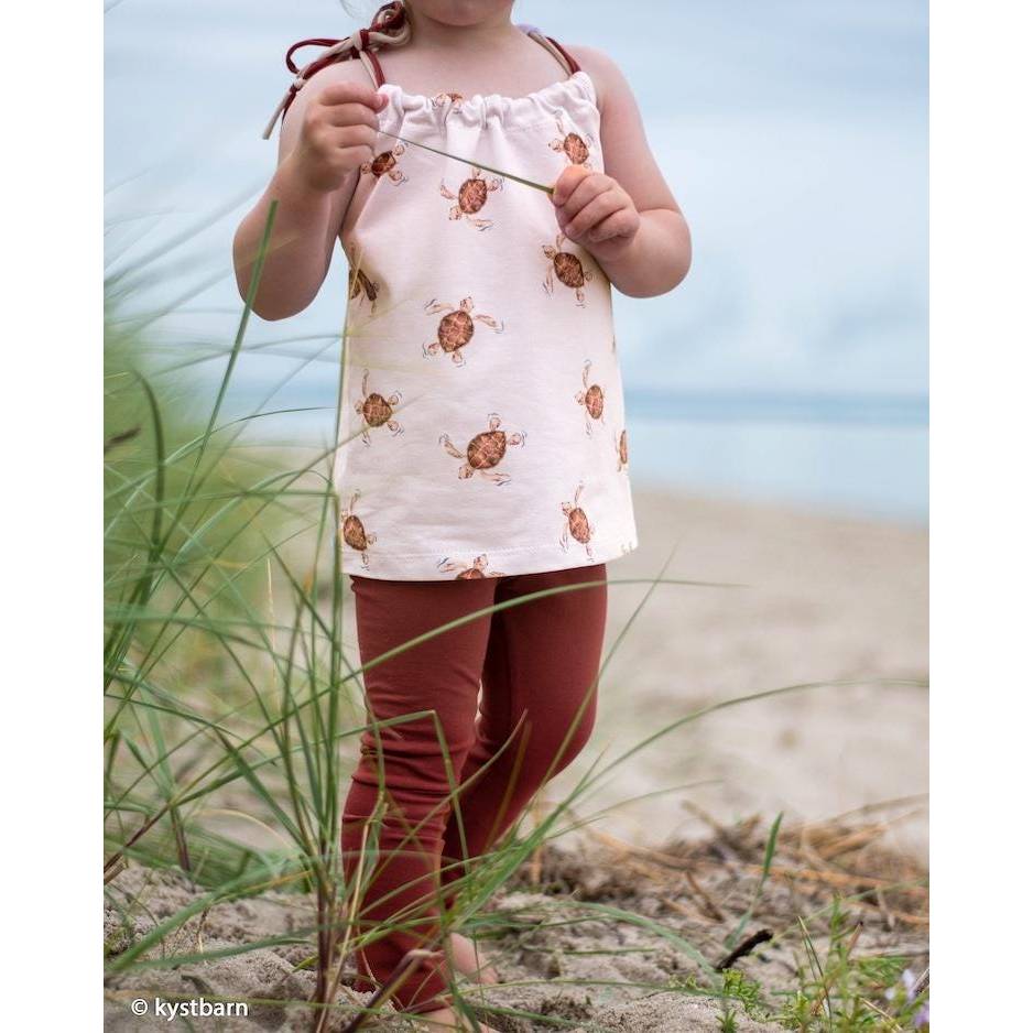 Swafing Aurich katoenjersey stof met schattige schildpadden op lichtbeige achtergrond, rekbare tricot geschikt voor baby- en dameskleding.