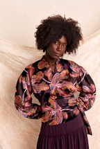 Top met grotere bloemen op basis van de originele stofafbeelding