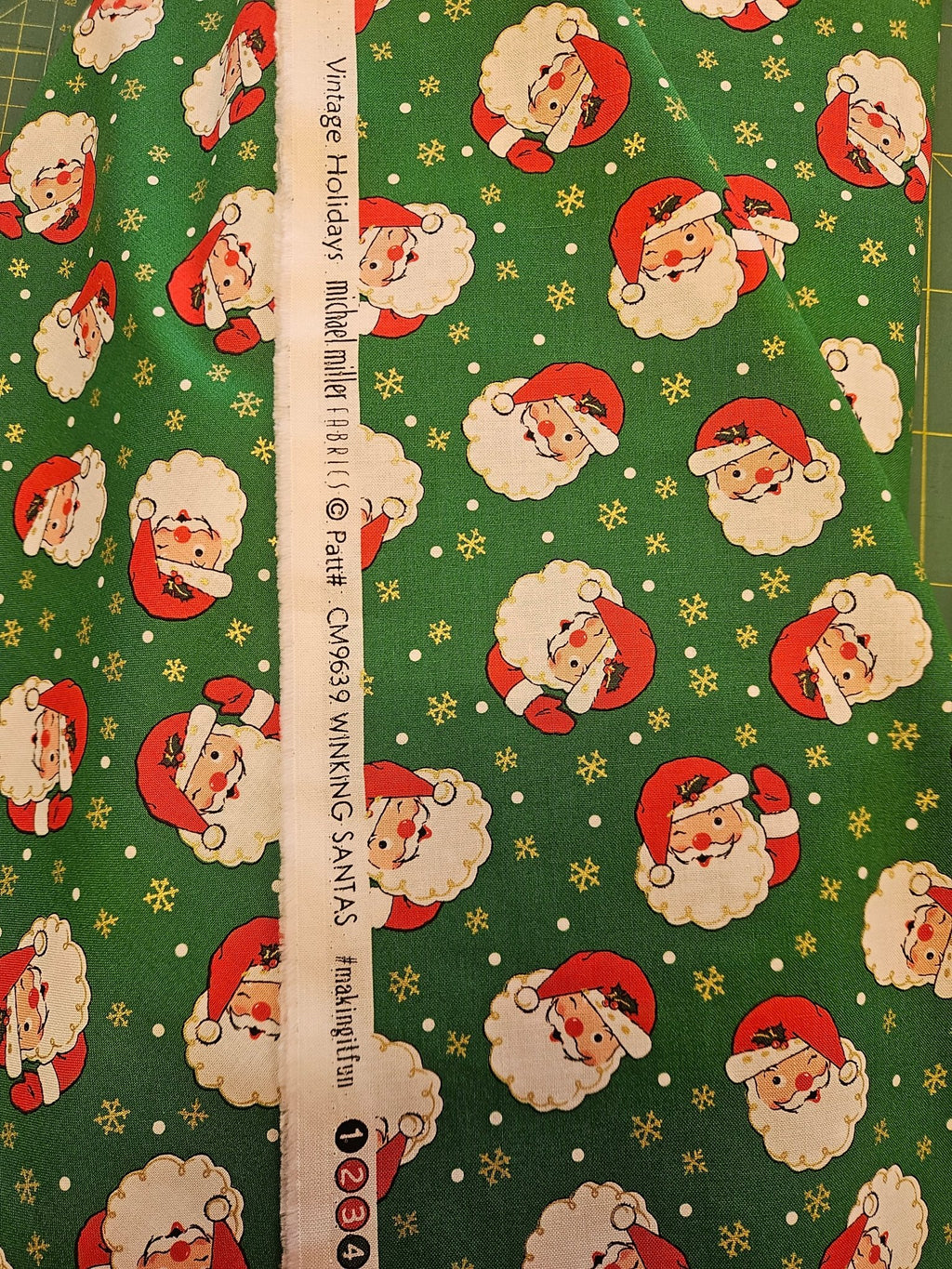 Vintage Holidays Quiltstof – Winking Santas Groen - Stitch & Sew