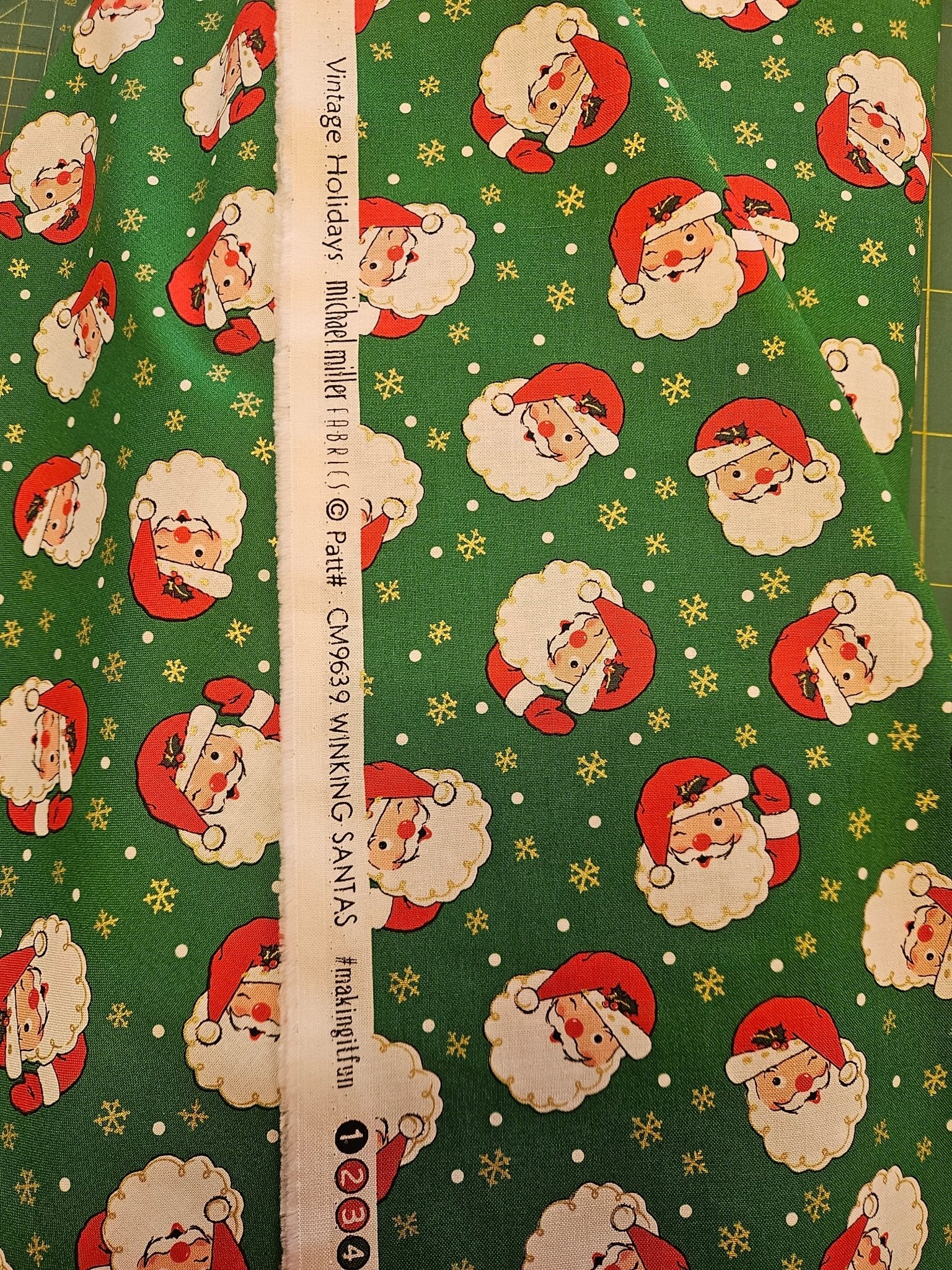 Vintage Holidays Quiltstof – Winking Santas Groen - Stitch & Sew